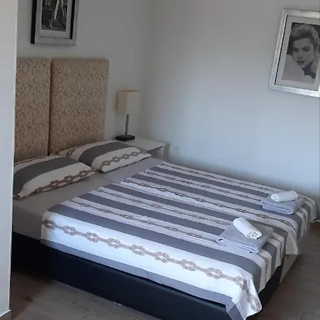 Lami Gostinjska kuća 3*